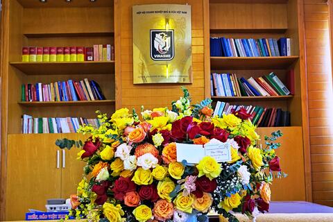 Chủ tịch Quốc hội Vương Đình Huệ gửi lẵng hoa chúc mừng VINASME nhân kỷ niệm Ngày doanh nhân Việt Nam 13/10