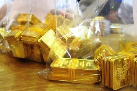 Giá vàng hôm nay 10/4: USD chao đảo, vàng đảo chiều