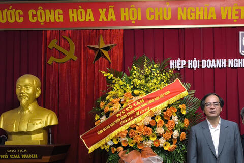 Tổng Bí thư Tô Lâm gửi lẵng hoa chúc mừng VINASME nhân kỷ niệm Ngày Doanh nhân Việt Nam (13/10)