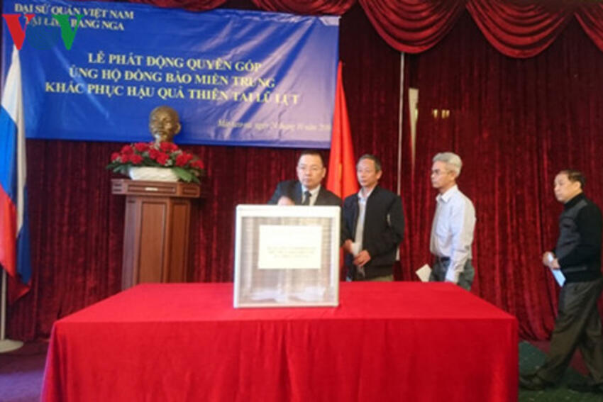 Đại sứ quán Việt Nam tại Nga quyên góp ủng hộ đồng bào Miền Trung