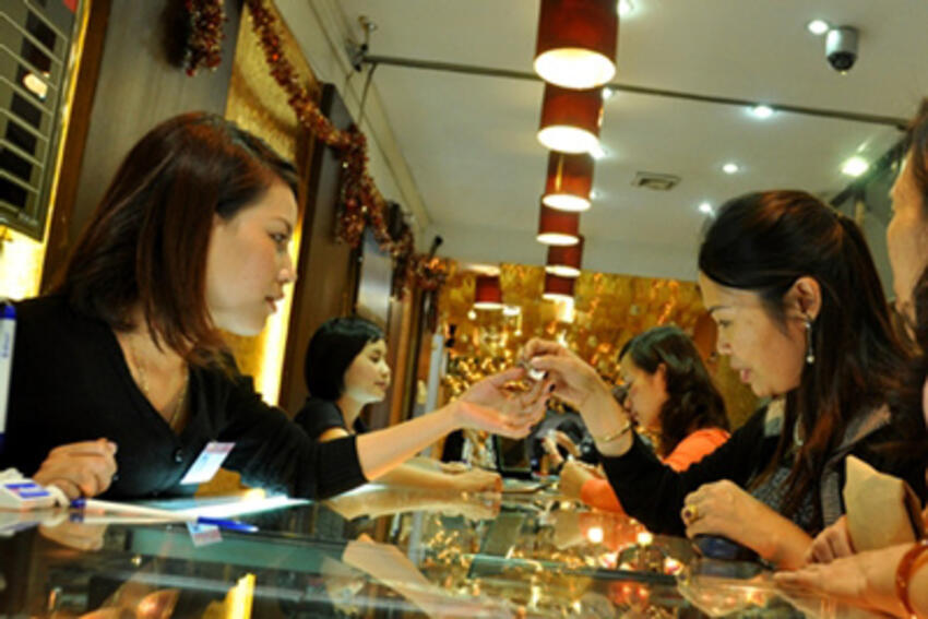 Giá vàng giảm sâu, chênh lệch vẫn trên 5 triệu đồng/lượng