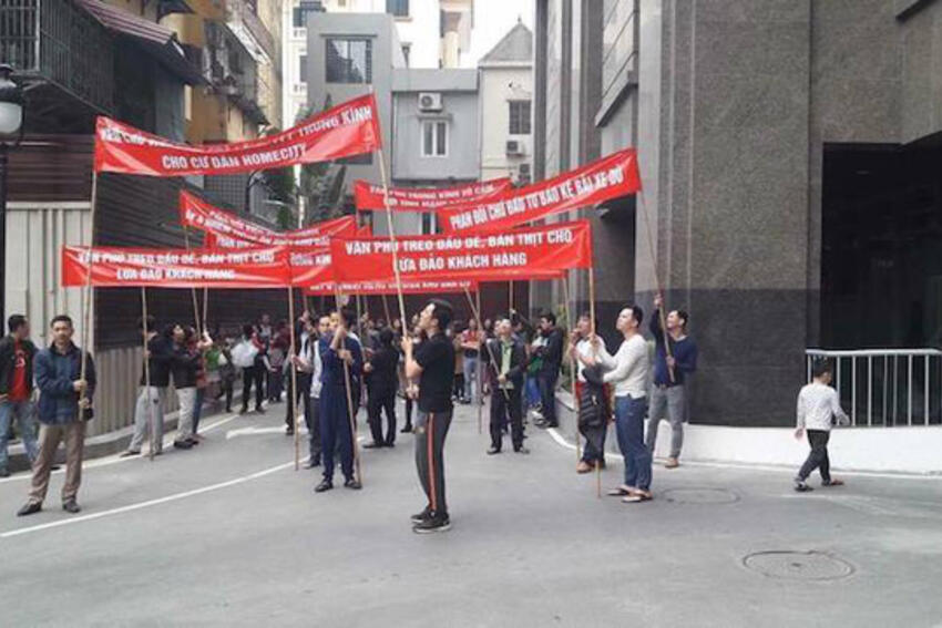 Khách hàng chùn chân, chung cư cao cấp "dính" tranh chấp xuống giá