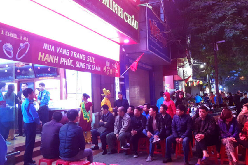 Ngày Thần tài, giá vàng SJC bị đẩy lên 37,5 triệu đồng/lượng, dân vẫn xếp hàng dài chờ mua