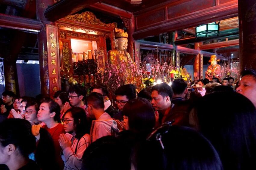 Chen chân “viết” điều ước lên bức tường linh thiêng