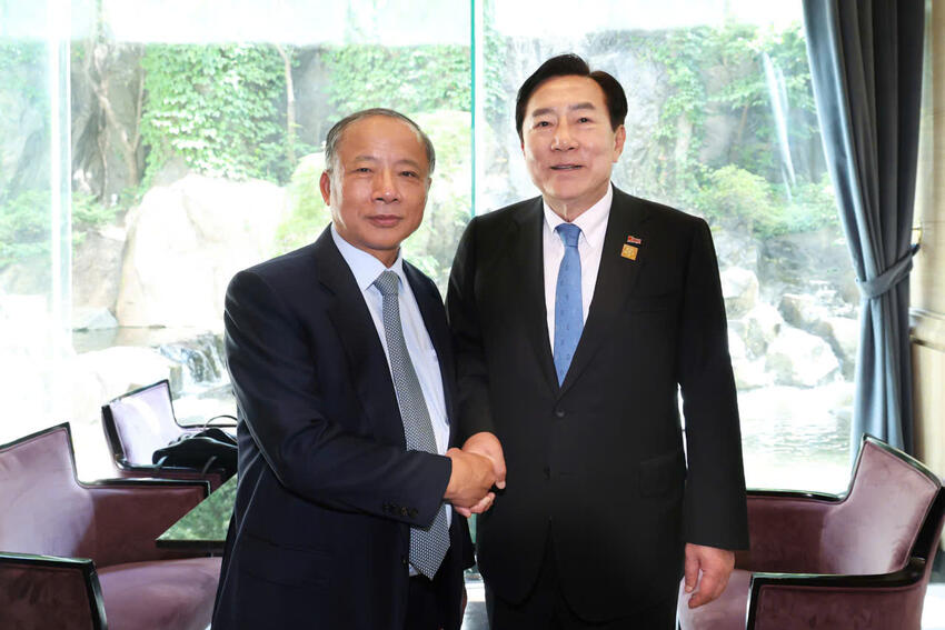 Chủ tịch Nguyễn Văn Thân làm việc với Chủ tịch KBIZ Ông Kim Ki Mun