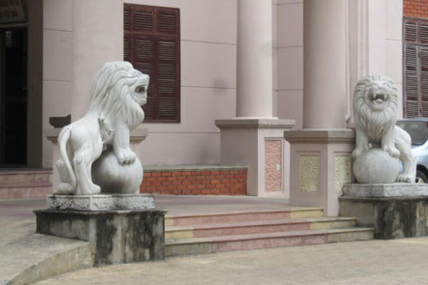 Bản sắc Việt - Nhà sử học Dương Trung Quốc: 'Yêu cầu công sở bỏ hiện vật lạ'