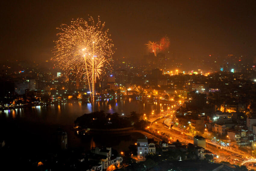 Pháo hoa rực sáng trời Hà Nội