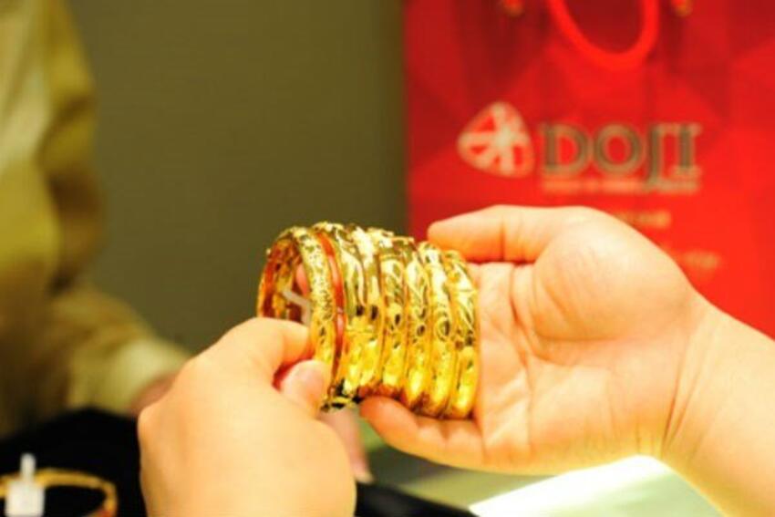 Giá vàng hôm nay 20/2: Thời bất ổn, giữ chặt túi tiền