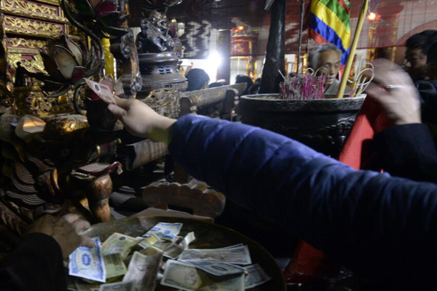 Lễ khai ấn đền Trần: Trèo cả lên ban thờ để cướp lộc