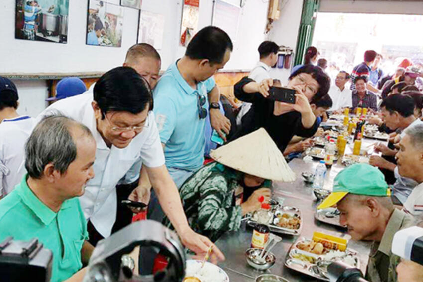 Vợ chồng nguyên Chủ tịch nước Trương Tấn Sang ăn cơm 2.000 đồng