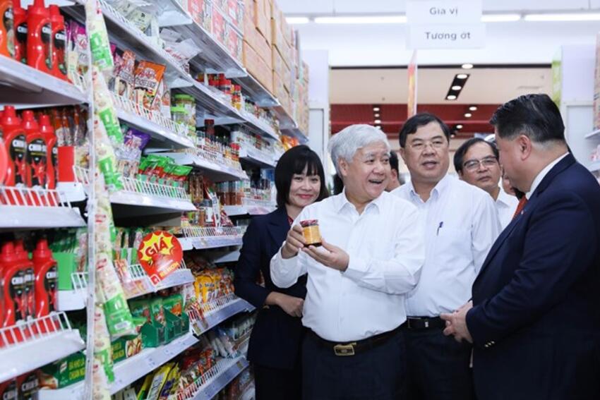 Chủ tịch Đỗ Văn Chiến kiểm tra việc thực hiện Cuộc vận động “người Việt Nam ưu tiên dùng hàng Việt Nam” tại tỉnh Nam Định