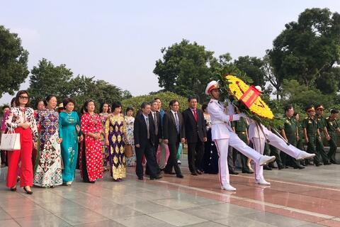 Delegation of Vietnam Association of small and medium enterprises take part in incense- offering in Bac Son monument to worship heroic martyrs
