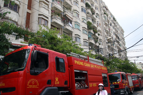 Gần chục xe cứu hỏa huy được huy động dập lửa. Ảnh: An Nhơn