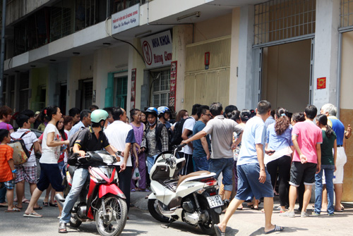 Hỏa hoạn khiến hàng trăm người tháo chạy. Ảnh: An Nhơn