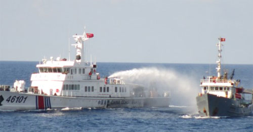 Tàu Trung Quốc phun vòi rồng vào tàu Việt Nam.