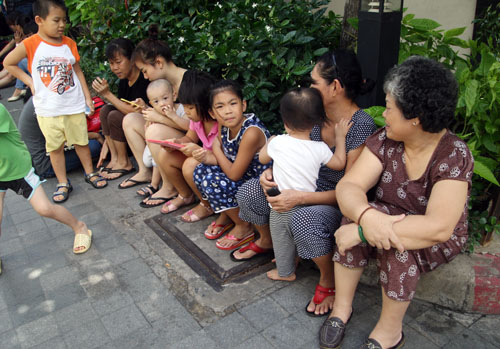 Đến 11h trưa, nhiều người vẫn chưa dám trở lại nhà. Ảnh: An Nhơn