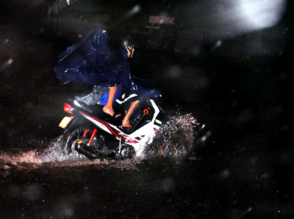 Mưa lớn ngập đường Vũ Bảo, TP Quy Nhơn, Bình Định, lúc 21h50.