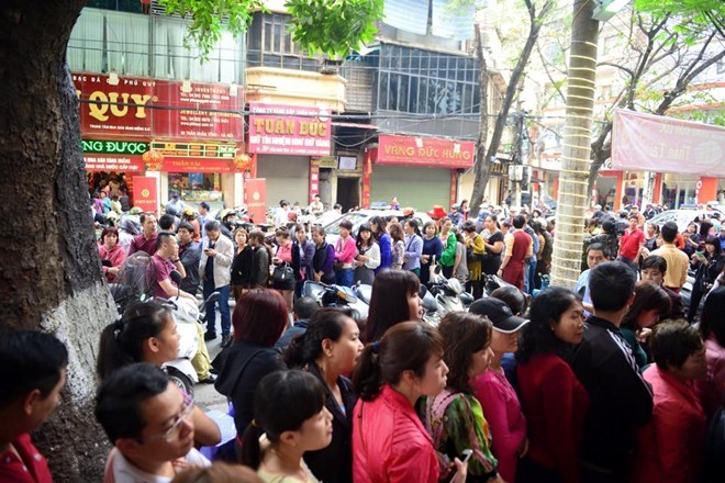 thần tài, vàng, chen lấn thần tài, vàng, chen lấn