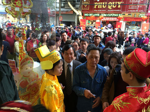 thần tài, vàng, chen lấn thần tài, vàng, chen lấn