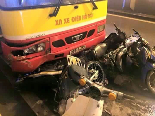 oto-buyt-dam-hang-loat-xe-may-dang-tru-mua-duoi-ham-kim-lien-1