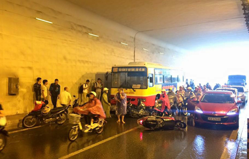 oto-buyt-dam-hang-loat-xe-may-dang-tru-mua-duoi-ham-kim-lien