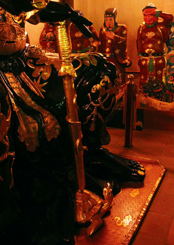 chuyen-it-biet-ve-pho-tuong-than-tran-vu-1