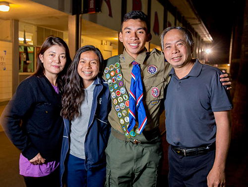 cuoc-gap-go-10-phut-voi-tong-thong-obama-cua-nam-sinh-goc-viet-16-tuoi-1