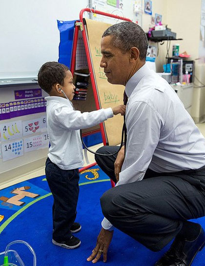 obama-vut-bo-moi-quyen-luc-khi-choi-dua-voi-tre-em-7