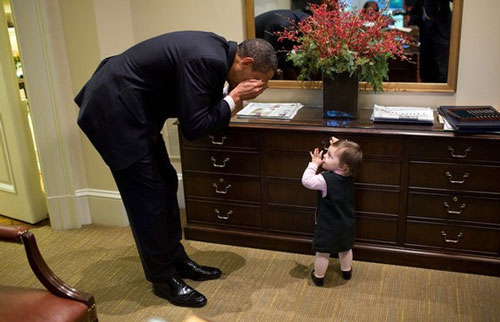obama-vut-bo-moi-quyen-luc-khi-choi-dua-voi-tre-em-6