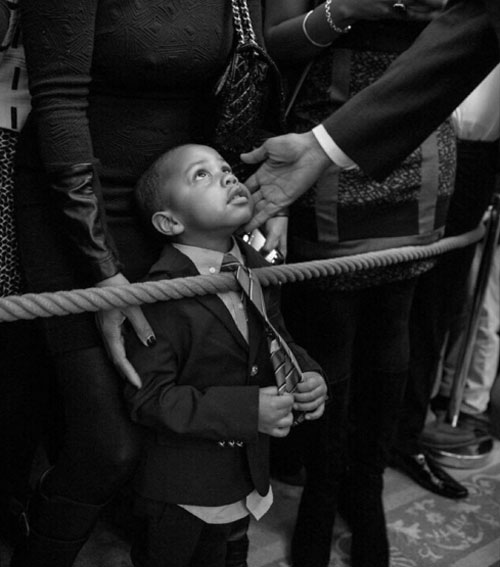 obama-vut-bo-moi-quyen-luc-khi-choi-dua-voi-tre-em-1