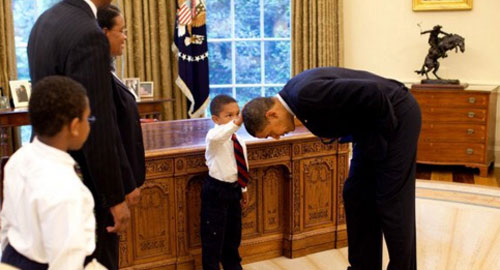 obama-vut-bo-moi-quyen-luc-khi-choi-dua-voi-tre-em