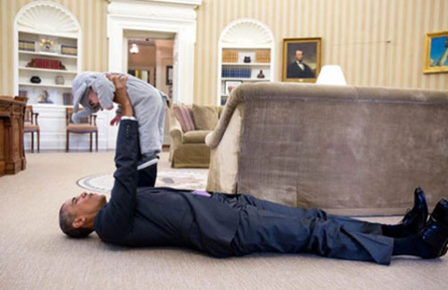 obama-vut-bo-moi-quyen-luc-khi-choi-dua-voi-tre-em-5