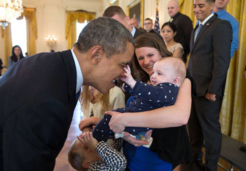 obama-vut-bo-moi-quyen-luc-khi-choi-dua-voi-tre-em-3