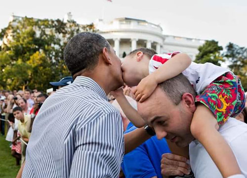 obama-vut-bo-moi-quyen-luc-khi-choi-dua-voi-tre-em-10