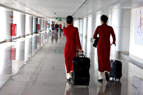 mánh khóe, buôn lậu vàng, tiếp viên, hàng không, phi công, máy bay, sân bay, cấm bay, ăn cắp, hàng lậu mánh khóe, buôn lậu vàng, tiếp viên, hàng không, phi công, máy bay, sân bay, cấm bay, ăn cắp, hàng lậu