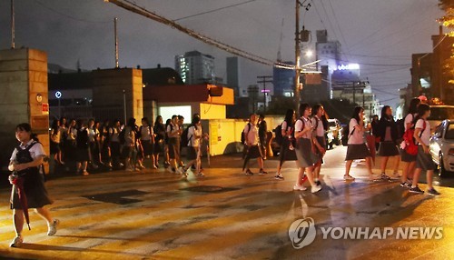 Students evacuate from a school in the southern city of Ulsan on Sept. 12, 2016 (Yonhap) Students evacuate from a school in the southern city of Ulsan on Sept. 12, 2016 (Yonhap)