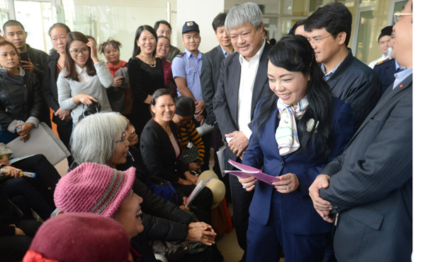 Bộ trưởng: 4 bác sĩ ngồi 1 giường có chịu được không? Bộ trưởng: 4 bác sĩ ngồi 1 giường có chịu được không?