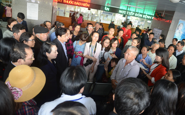 Bộ trưởng: 4 bác sĩ ngồi 1 giường có chịu được không? Bộ trưởng: 4 bác sĩ ngồi 1 giường có chịu được không?