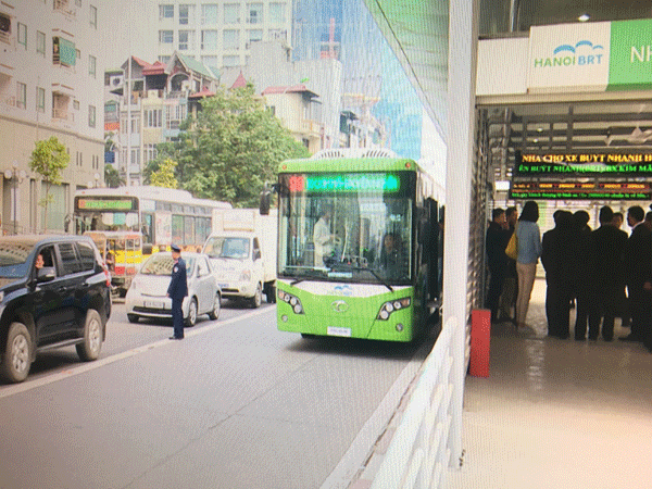 Phạt 1,2 triệu đồng ô tô lấn làn buýt nhanh BRT Phạt 1,2 triệu đồng ô tô lấn làn buýt nhanh BRT