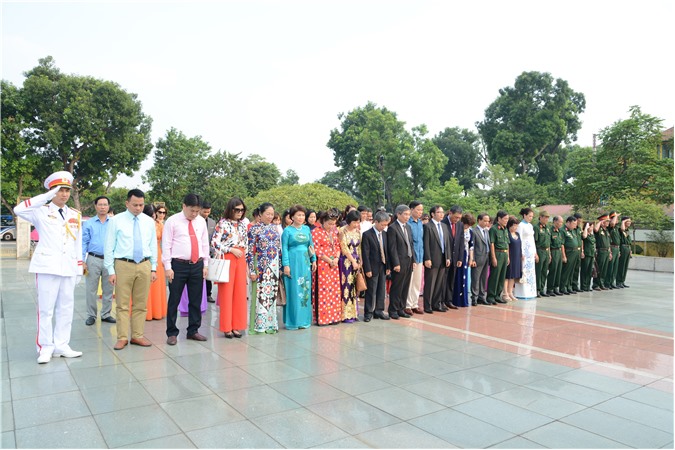 Lãnh đạo VINASME cùng hơn 100 đại diện doanh nghiệp tiêu biểu khắp cả nước thành kính trước Đài tưởng niệm Bắc Sơn. Ảnh: Ánh Tuyết.