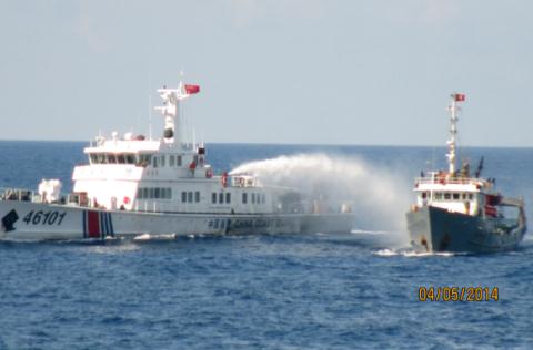 Tàu Trung Quốc tấn công tàu chấp pháp của Việt Nam khi ngăn cản giàn khoan Hải Dương 981 xâm phạm vùng biển chủ quyền của Việt Nam