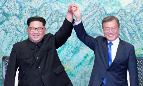 Lãnh đạo Triều Tiên và Tổng thống Hàn Quốc trong cuộc họp thượng đỉnh. Ảnh: Reuters.
