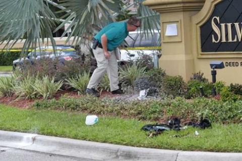 Nhân viên an ninh kiểm tra hiện trường. Ảnh: Bradenton Herald.