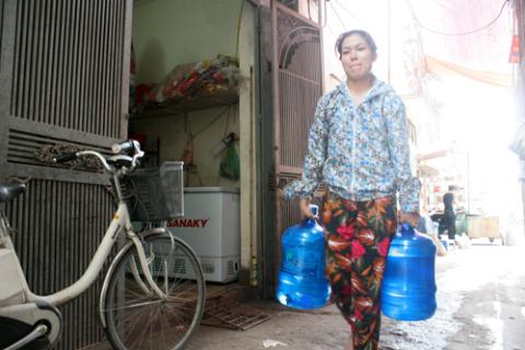 Nhiều hộ dân ở Định Công những ngày qua phải mua nước đóng chai về để nấu ăn và sinh hoạt