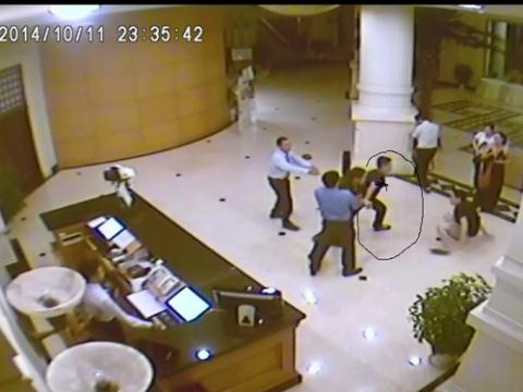 Theo hình ảnh ghi lại từ camera của khách sạn, người đàn ông mặc quần bò, áo phông đen tỏ ra hung hăng trong vụ hỗn chiến.