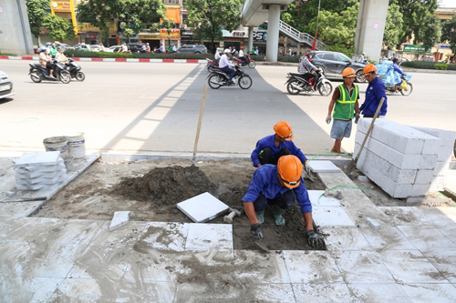 bi-thu-ha-noi-chi-dao-truy-trach-nhiem-viec-lat-da-via-he-1