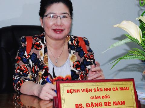 Bà Đặng Bé Nam vừa được tái bổ nhiệm làm Giám đốc BV Sản-Nhi Cà Mau thêm 3 năm dù đến tuổi nghỉ hưu từ 1-6-2015