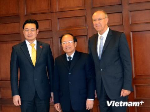 ổng giám đốc Francis Gurry, Bộ trưởng Hoàng Tuấn Anh và Đại sứ Nguyễn Trung Thành tại Geneva (từ phải sang trái). Ảnh TTXVN