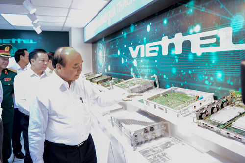 Thủ tướng Nguyễn Xuân Phúc thăm và làm việc tại Viettel.