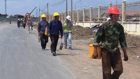 Lao động Trung Quốc làm việc tại công trường Trung tâm điện lực Duyên Hải (Trà Vinh)